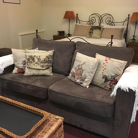 Stone'S Throw Cottage Bed And Breakfast เบลเกรฟ ภายนอก รูปภาพ