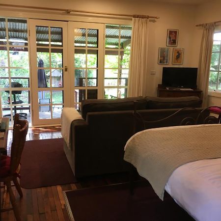 Stone'S Throw Cottage Bed And Breakfast เบลเกรฟ ภายนอก รูปภาพ
