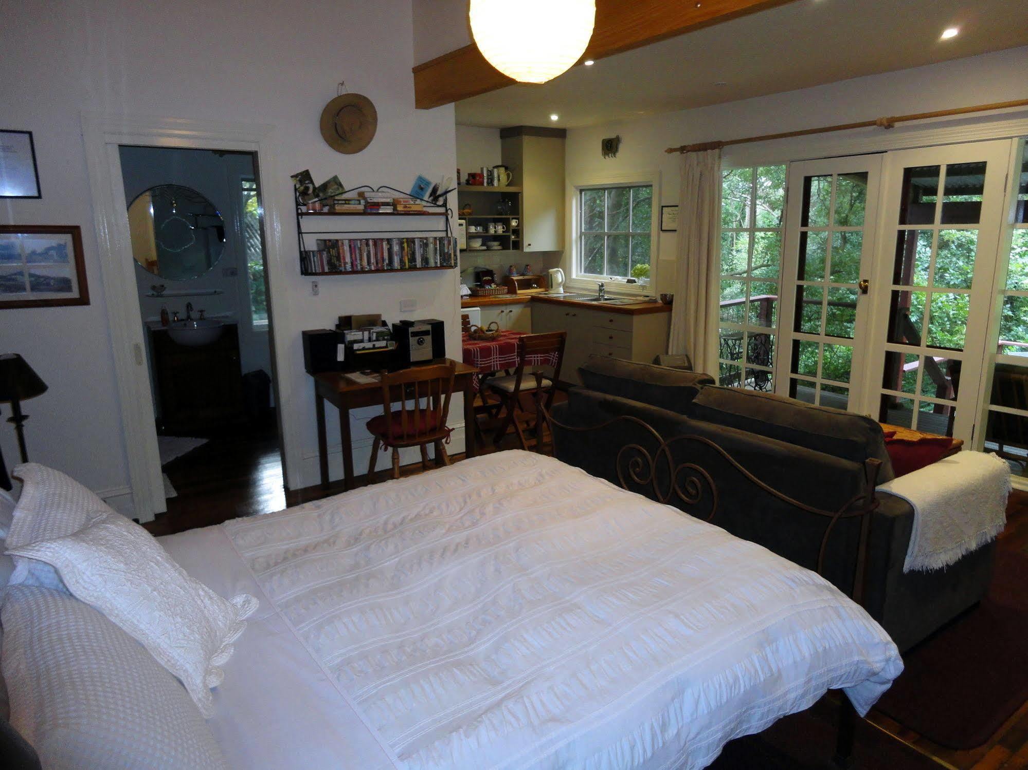 Stone'S Throw Cottage Bed And Breakfast เบลเกรฟ ภายนอก รูปภาพ
