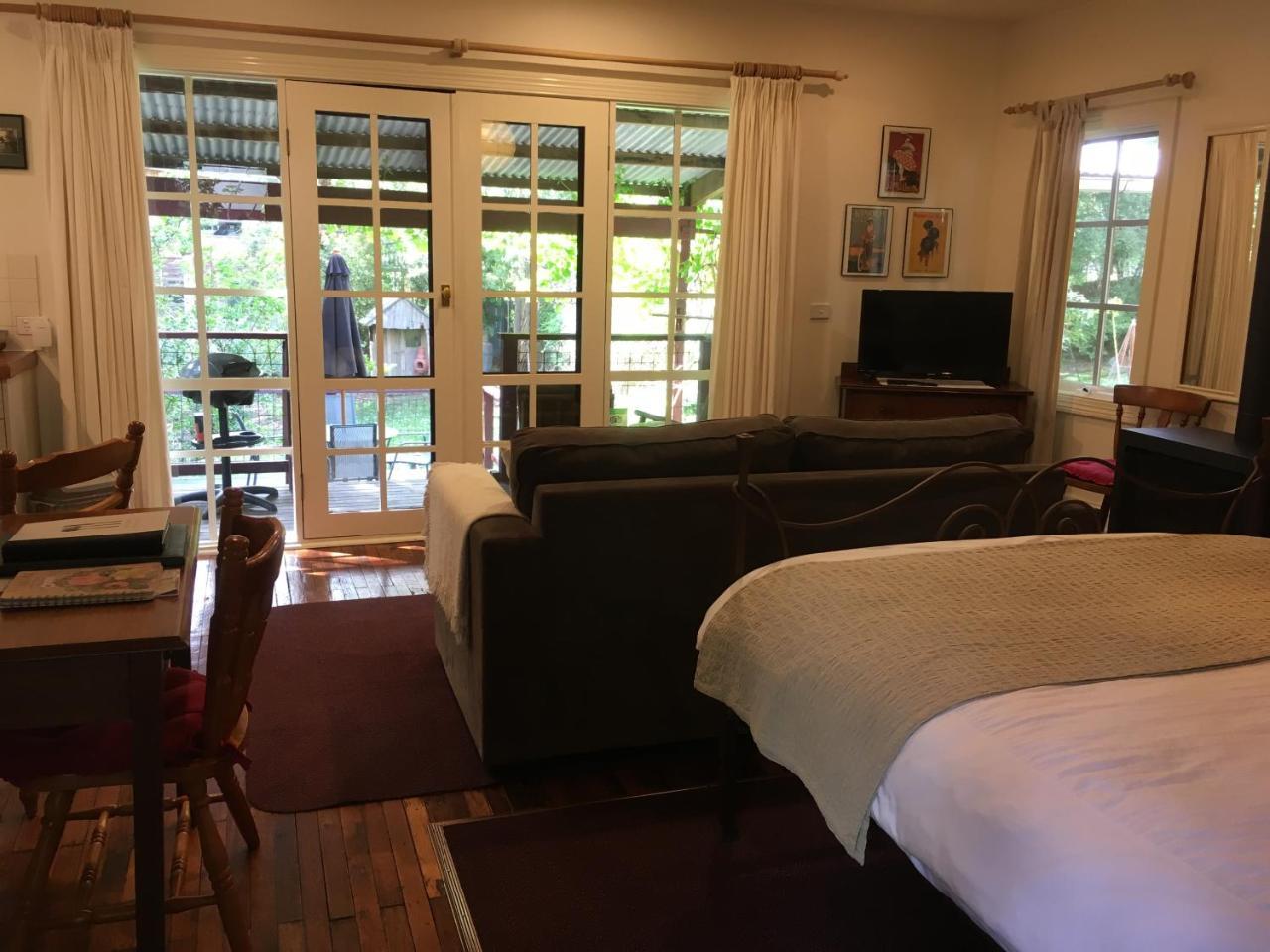 Stone'S Throw Cottage Bed And Breakfast เบลเกรฟ ภายนอก รูปภาพ